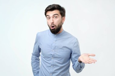 İspanyolca öfkeli ve hoşnutsuz dostum el onun yayılmasını ve sormak ne demek