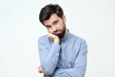 Yorgun ve hasta arıyorum yanağına elini tutarak sakallı