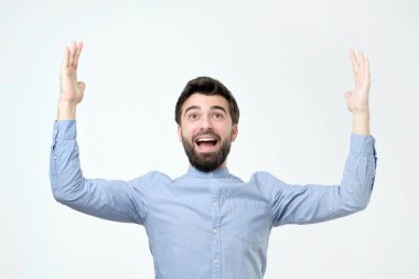 Mutlu genç sakallı adam bir şey büyük boyutu hakkında palavra