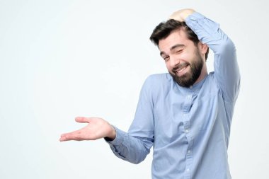 Erkek danışman bir şey göstermeye çalışıyor sol işaret importan