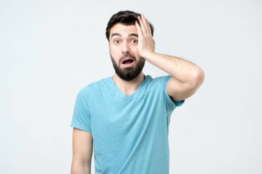 Şaşkın sinirli erkek şaşkınlık ile görünüyor, ani iletide tepki verir