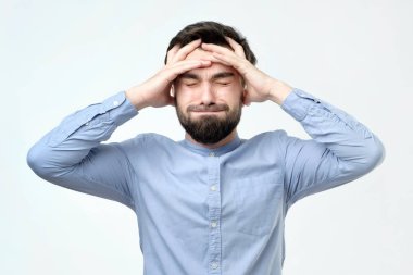 Genç mutsuz işadamı baş, stres, baş ağrısı ve hayal kırıklığı konseptine tutar