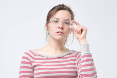 Düşünceli ifade sahip büyük zarif gözlük takan ciddi Avrupa kadın.