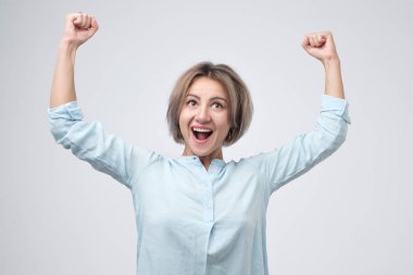 Diffficult sınavı geçtikten sonra duygu heyecanlı ve mutlu kız