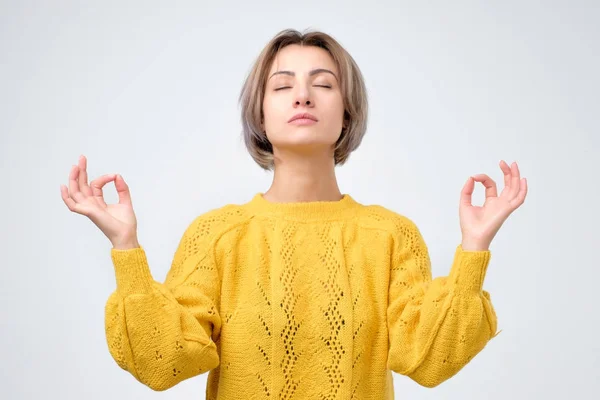 Mujer Sonriente Joven Suéter Amarillomeditando Sosteniendo Sus Manos Gesto Yoga —  Fotos de Stock