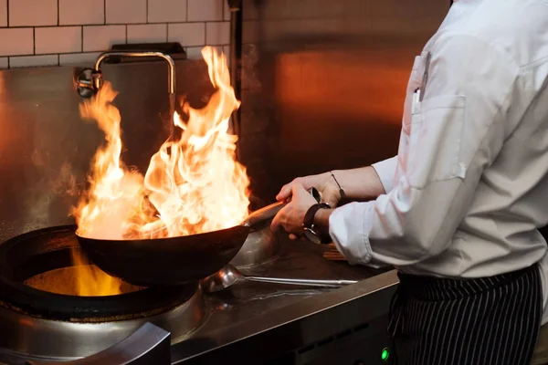 Чоловік Готує Глибокі Фритюри Кухонному Вогні Процес Приготування Їжі Ресторані — стокове фото