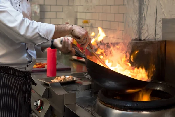 Homem Cozinha Fritadeiras Numa Fogueira Processo Cozinha Comida Restaurante — Fotografia de Stock