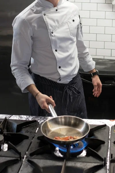 Homem Cozinha Fritadeiras Numa Fogueira Processo Cozinha Comida Restaurante Orientação — Fotografia de Stock