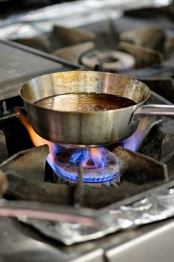 Çorba gaz gümüş tavada hazırlanması. Dikey yönlendirme