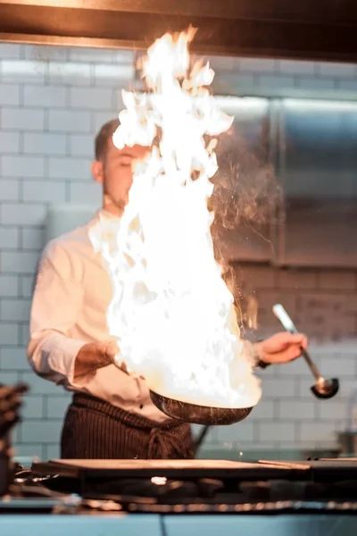 Чоловік Готує Глибокі Фритюри Кухонному Вогні Процес Приготування Їжі Ресторані — стокове фото