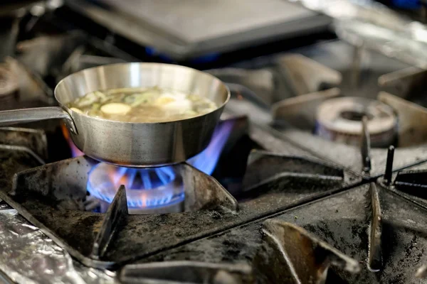 Приготування Супу Срібній Сковороді Газі Перегляд Крупним Планом — стокове фото