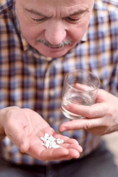 Idősebb Ember Vesz Gyógyszert Tabletta Sok Otthon Túl Sok Tablettát — Stock Fotó