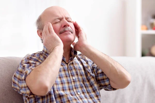 Starszy Mężczyzna Wąsem Ból Głowy Domu Koncepcja Straszne Migreny — Zdjęcie stockowe