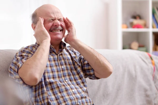 Äldre Man Med Mustasch Huvudvärk Hemma Fruktansvärd Migrän Koncept — Stockfoto