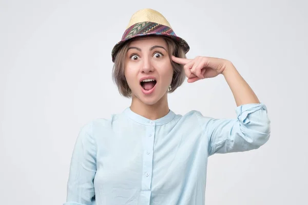 Έκπληκτος Χαμογελώντας Νεαρή Γυναίκα Στο Καλοκαιρινό Καπέλο Συστροφή Δείκτη Στο — Φωτογραφία Αρχείου