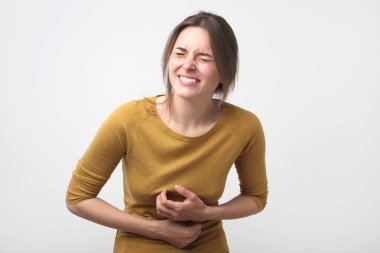 Avrupa kadın korkunç mide ağrısı olan jesti. Pankreatit veya diğer karın hastalığı.