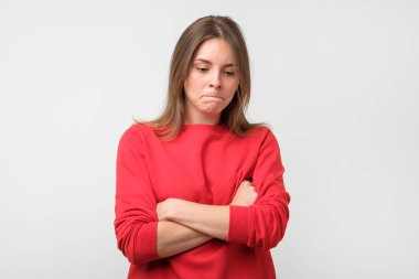 endişeli ve düşünceli aşağı arayan genç üzgün kadın. Üzüntü ve keder duygu ifade duygu izole gri arka plan depresif