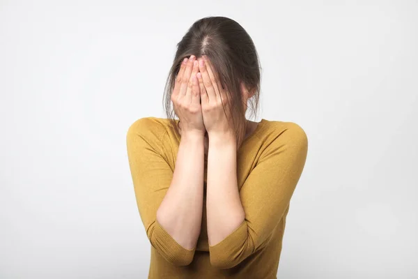 Una Chica Con Ropa Amarilla Cubrió Cara Concepto Cansado Aburrimiento — Foto de Stock