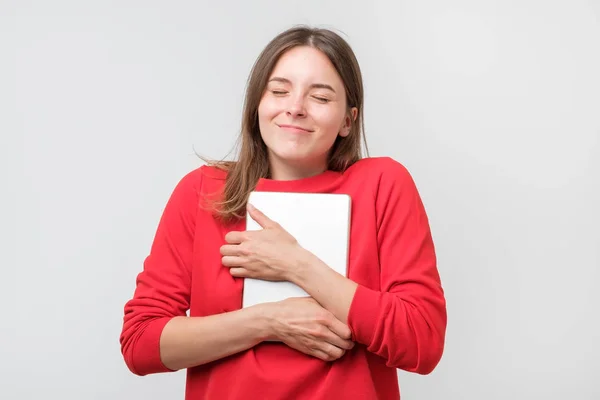 Laptop Abraçando Estudante Adoro Conceito Computador Jovem Mulher Bonita Emocional — Fotografia de Stock