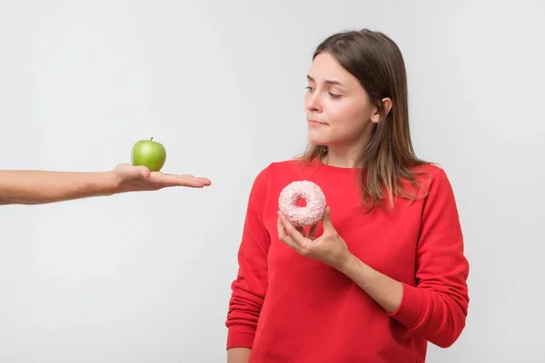 Junge Frau Roten Pullover Die Sich Zwischen Apfel Und Donut — Stockfoto