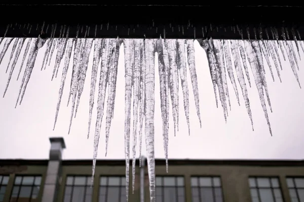 Ciclos Longos Caem Telhado Inverno Início Primavera Perigo Para Pessoas — Fotografia de Stock