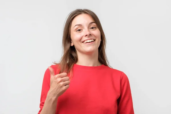 Feliz Sorrindo Bela Jovem Mulher Camisola Vermelha Mostrando Polegares Para — Fotografia de Stock