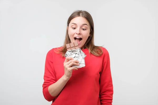 Giovane Donna Europea Piedi Sfondo Bianco Mentre Mordere Cioccolato Concetto — Foto Stock