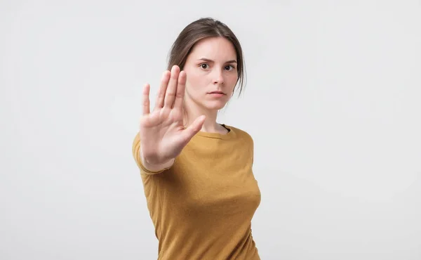 Grave Giovane Donna Europea Piedi Con Mano Tesa Mostrando Gesto — Foto Stock