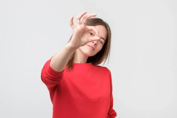 Ung Vuxen Kvinna Röd Tröja Gör Gest Leende Ögat Ser — Stockfoto