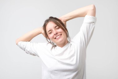 Beyaz t'shirt kirlenmiş sonra germe genç güzel beyaz bayan. İyi bir uyku sahip