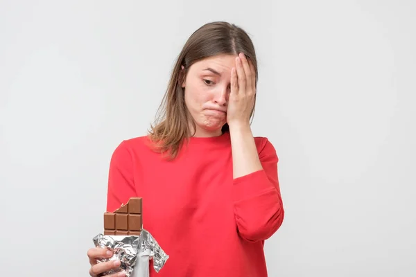 Giovane Donna Triste Stanco Restrizioni Dieta Tenendo Cioccolato Dolce Isolato — Foto Stock