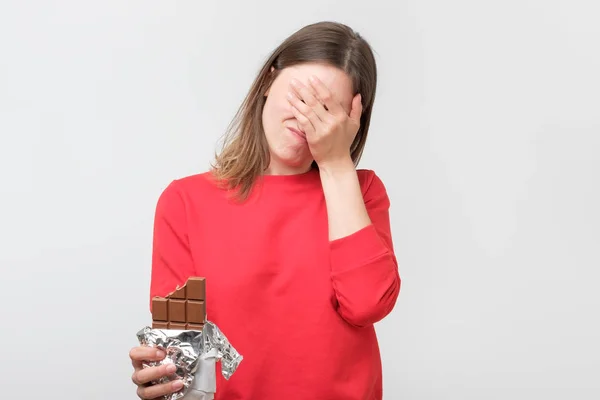 Giovane Donna Triste Stanco Restrizioni Dieta Tenendo Cioccolato Dolce Isolato — Foto Stock