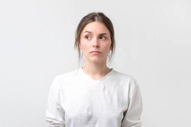 Şüpheli kadın bir kenara güvensizlik ifade ile arıyorum. Genç duygusal kadın şüpheli onun kocası ya da erkek hile içinde.