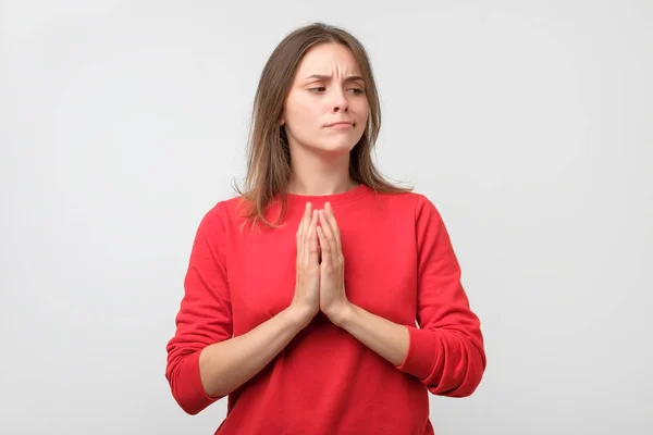 Joven Mujer Difícil Teniendo Algo Mente Con Expresión Facial Astuta — Foto de Stock