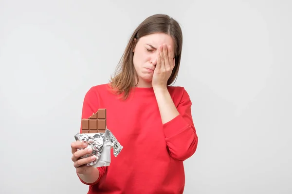 Giovane Donna Triste Stanco Restrizioni Dieta Tenendo Cioccolato Dolce Isolato — Foto Stock