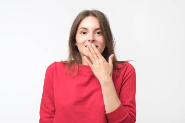 İyi görünümlü genç erkek sevinçle, kıkırdıyor dur gülüyor çalışır gibi ağız kapsar. Mutlu kadın alır teklif erkek