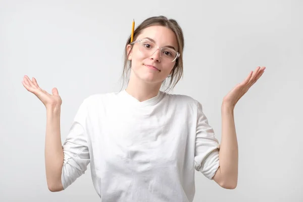 Lachende Vrouw Van Europese Studenten Gebaar Van Vragen Grijze Achtergrond — Stockfoto