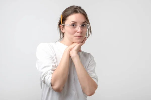 Myśląc Ciekawy Młodą Kobietę Okularach Ołówkiem Pobliżu Ucha Patrząc Kamery — Zdjęcie stockowe