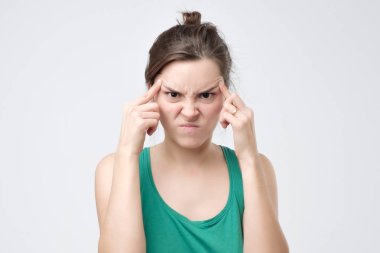 Güzel bir kadın ile kızgın yüz kameraya bakıyor. Negatif yüz duygu