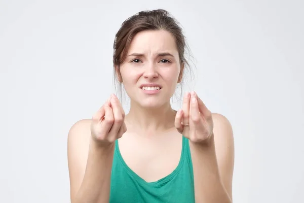 Młoda Kobieta Europejska Robi Typowy Włoski Gest Zmarszczenie Brwi Twarz — Zdjęcie stockowe