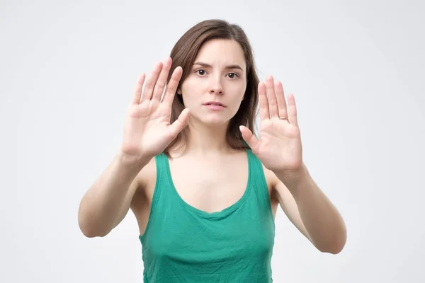 Jonge Vrouw Groene Shirt Maken Stop Gebaar Met Haar Palm — Stockfoto