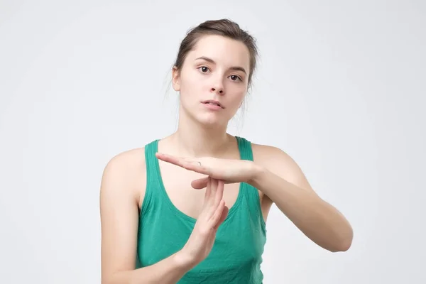 Joven Infeliz Mujer Mostrando Gesto Tiempo Fuera Con Las Manos — Foto de Stock