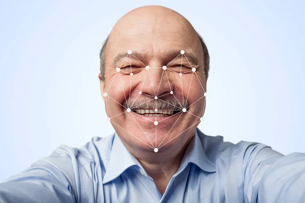带着一个智能手机通过面部识别的胡子的老人 面部的未来和技术扫描 — 图库照片