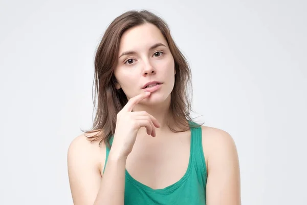Mujer Seria Vistiendo Ropa Verde Pensando Soñando Posando Aislado Sobre —  Fotos de Stock