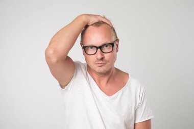 Erkek blogger gözlükler ve beyaz tişört giyer, son moda saç modeli vardır, güvenle, beyaz arka plan üzerinde izole görünüyor. İnsan ve insan ifadeleri