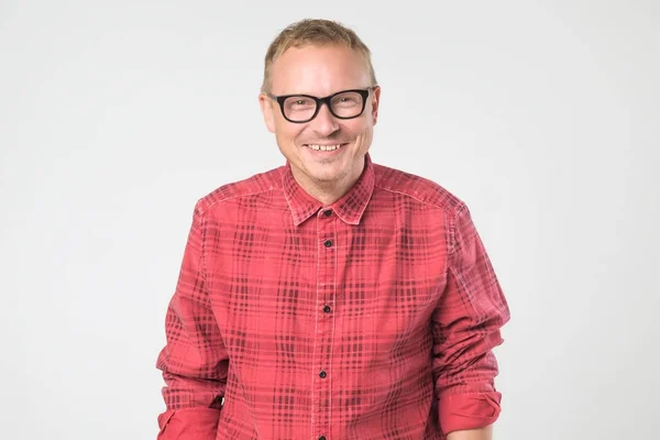 Retrato Tipo Con Camisa Vaquera Riendo Aislado Sobre Fondo Blanco — Foto de Stock