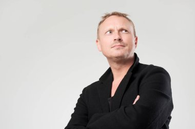 Dış görev yukarı seyir siyah giysili kasvetli olgun adam. Boşaltmak için metin.