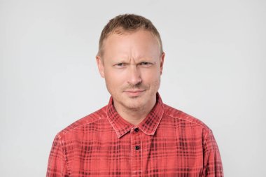 Kırmızı tişörtlü puxxled adam portresi. İle şaşkın