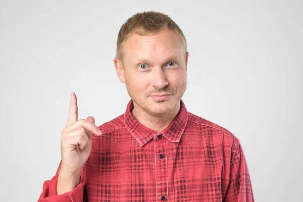 Casual Mature Red Shirt Man Pointing His Finger Having Idea — Stock Photo, Image