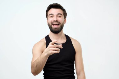 Sizinle dalga veya onun arkadaş şaka gülmek İspanyol adam. Stüdyo çekimi